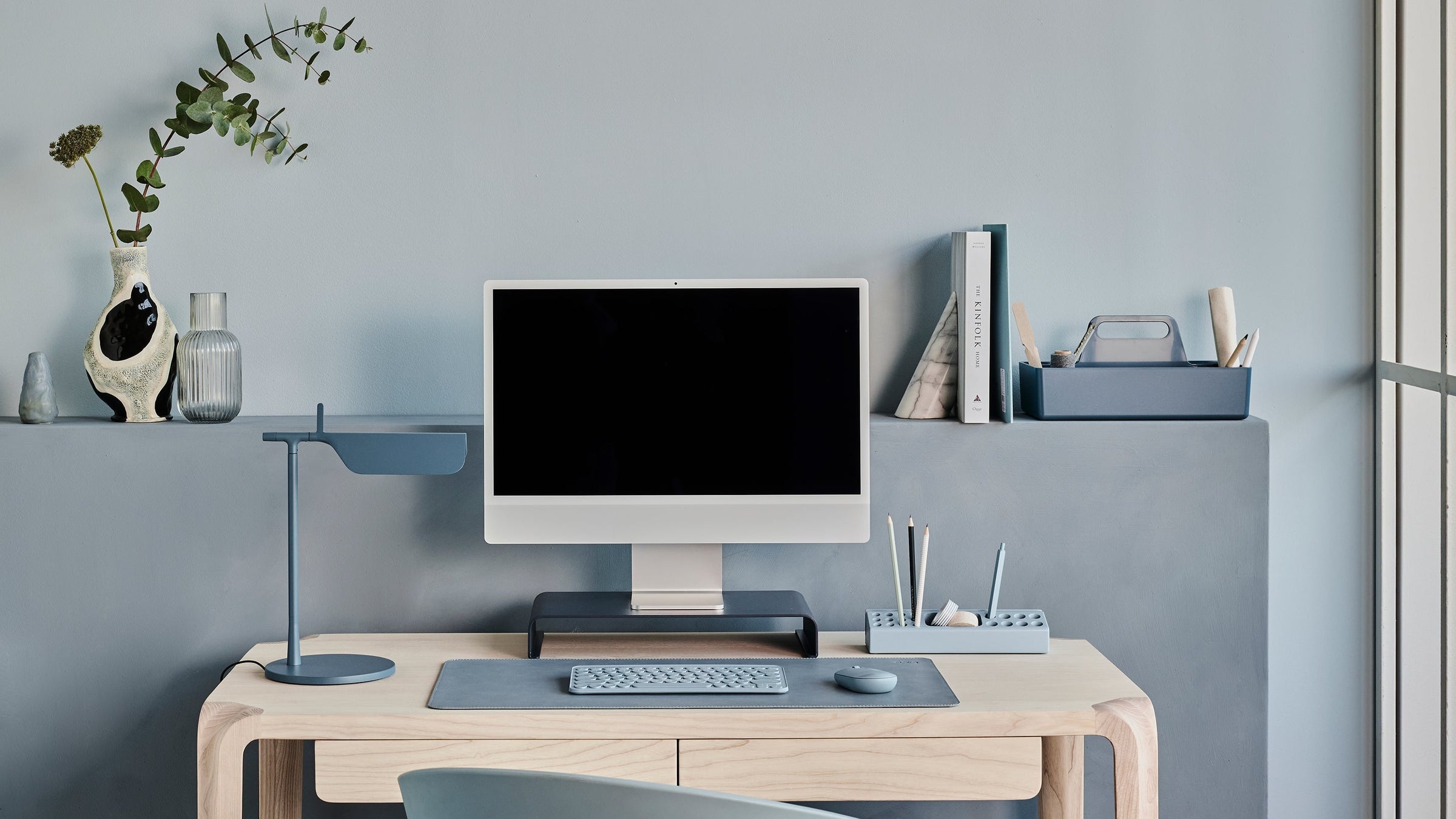 Werkkamer thuis met stijlvolle bureau accessoires in blauw tinten