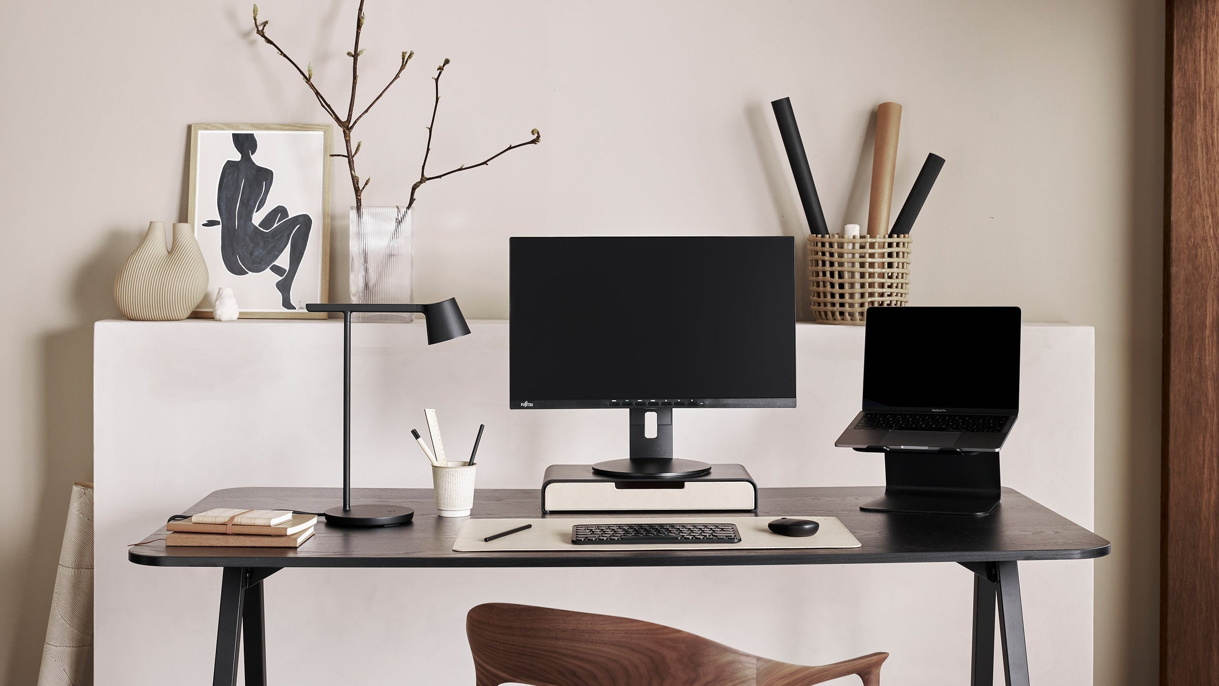 Kantoor aan huis met design bureau accessoires in zand en zwart tinten