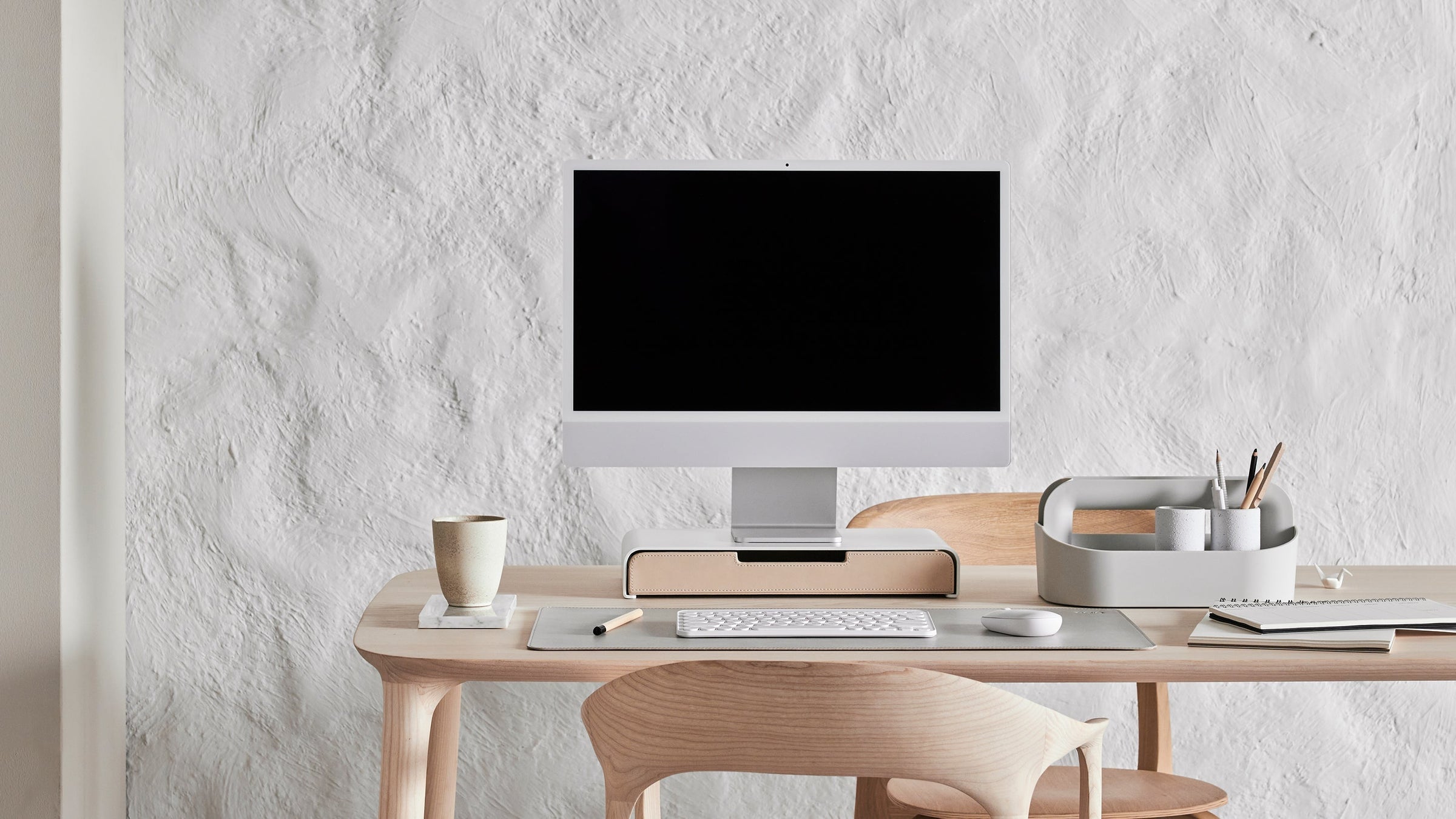 Werkplek thuis aan eettafel met design bureau accessoires in wit tinten