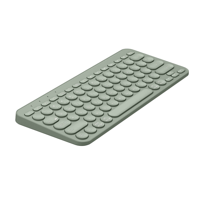 Stijlvol, compact groen draadloos Bluetooth toestenbord, afgeronde hoeken en ronde toetsen, QWERTY-indeling, liggend schuin van opzij gezien op witte achtergrond