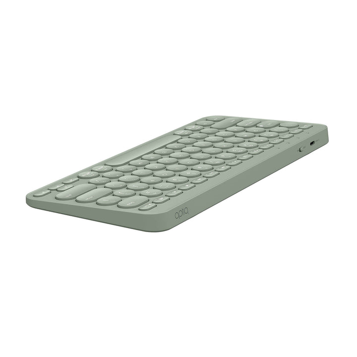 Stijlvol, compact groen draadloos Bluetooth toestenbord, afgeronde hoeken en ronde toetsen, opladen met USB-C, liggend schuin van achteren gezien op witte achtergrond