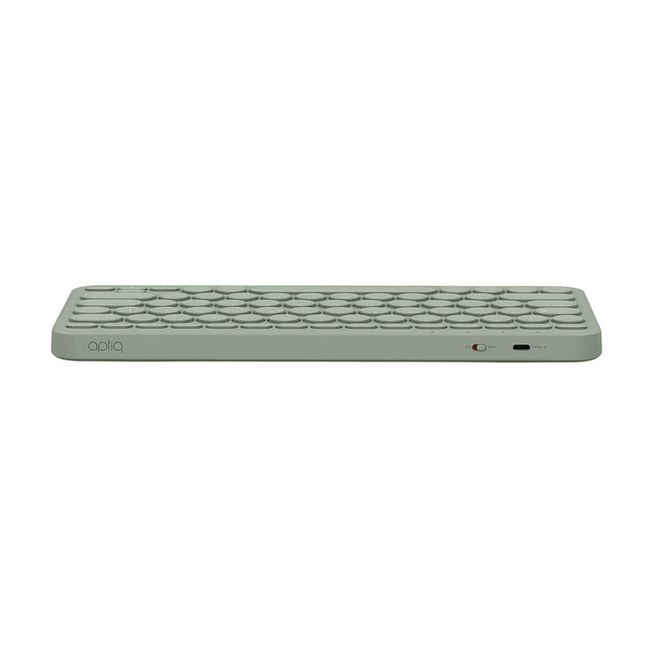 Stijlvol, compact groen draadloos Bluetooth toestenbord, afgeronde hoeken en ronde toetsen, opladen met USB-C, liggend recht van achteren gezien op witte achtergrond