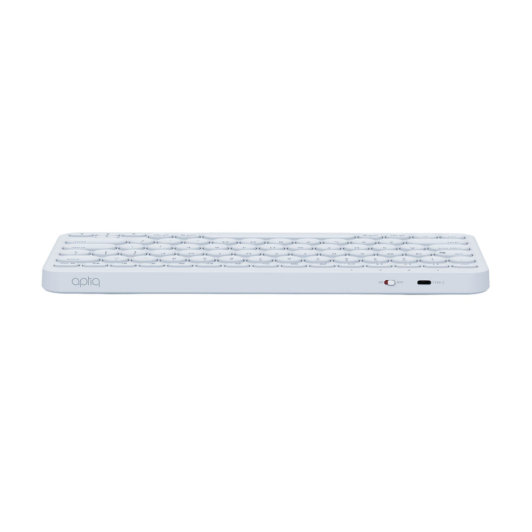 Stijlvol, compact wit draadloos Bluetooth toestenbord, afgeronde hoeken en ronde toetsen, opladen met USB-C, liggend recht van achteren gezien op witte achtergrond