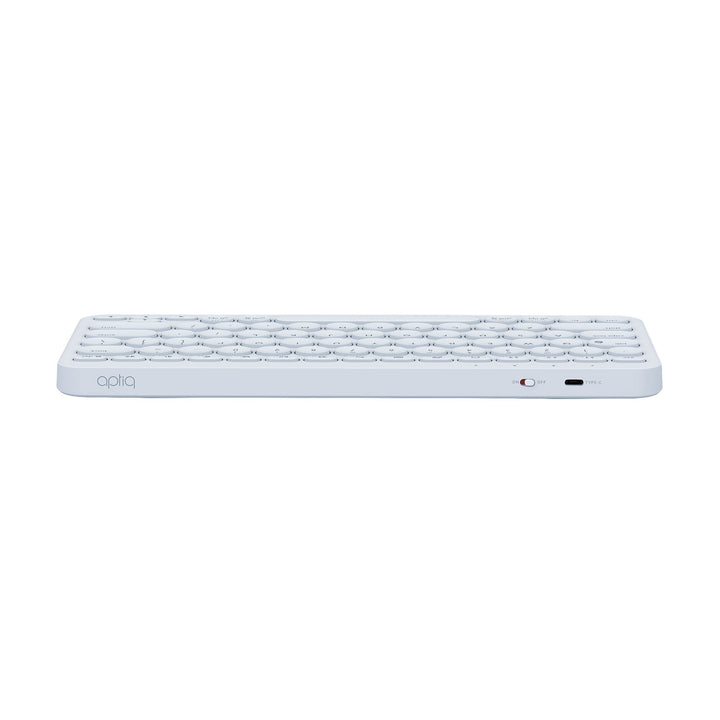 Stijlvol, compact wit draadloos Bluetooth toestenbord, afgeronde hoeken en ronde toetsen, opladen met USB-C, liggend recht van achteren gezien op witte achtergrond