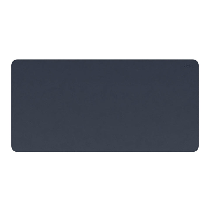Luxe midnight blue bureau onderlegger, leer look, dubbelzijdig met gestikte rand en Aptiq logo, van boven gezien op witte achtergrond