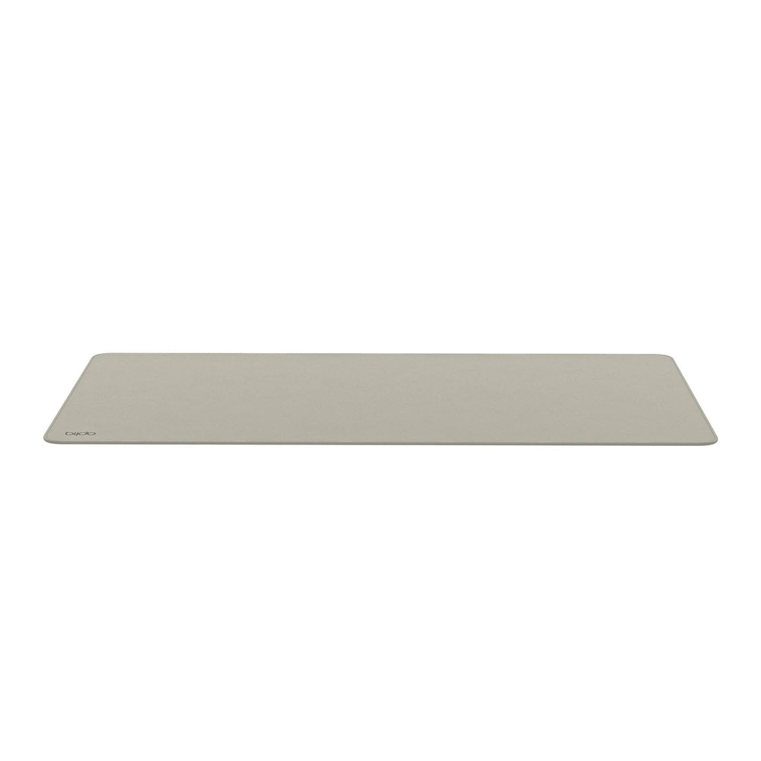 Luxe stone bureau onderlegger, leer look, dubbelzijdig met gestikte rand en Aptiq logo, liggend van achter gezien op witte achtergrond