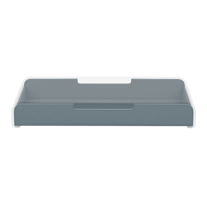 Luxe blauwe lade voor de Aptiq monitor standaard, leer look met afgeronde hoeken en uitsparingen voor kabels, aanzicht van voren en ingeschoven op witte achtergrond
