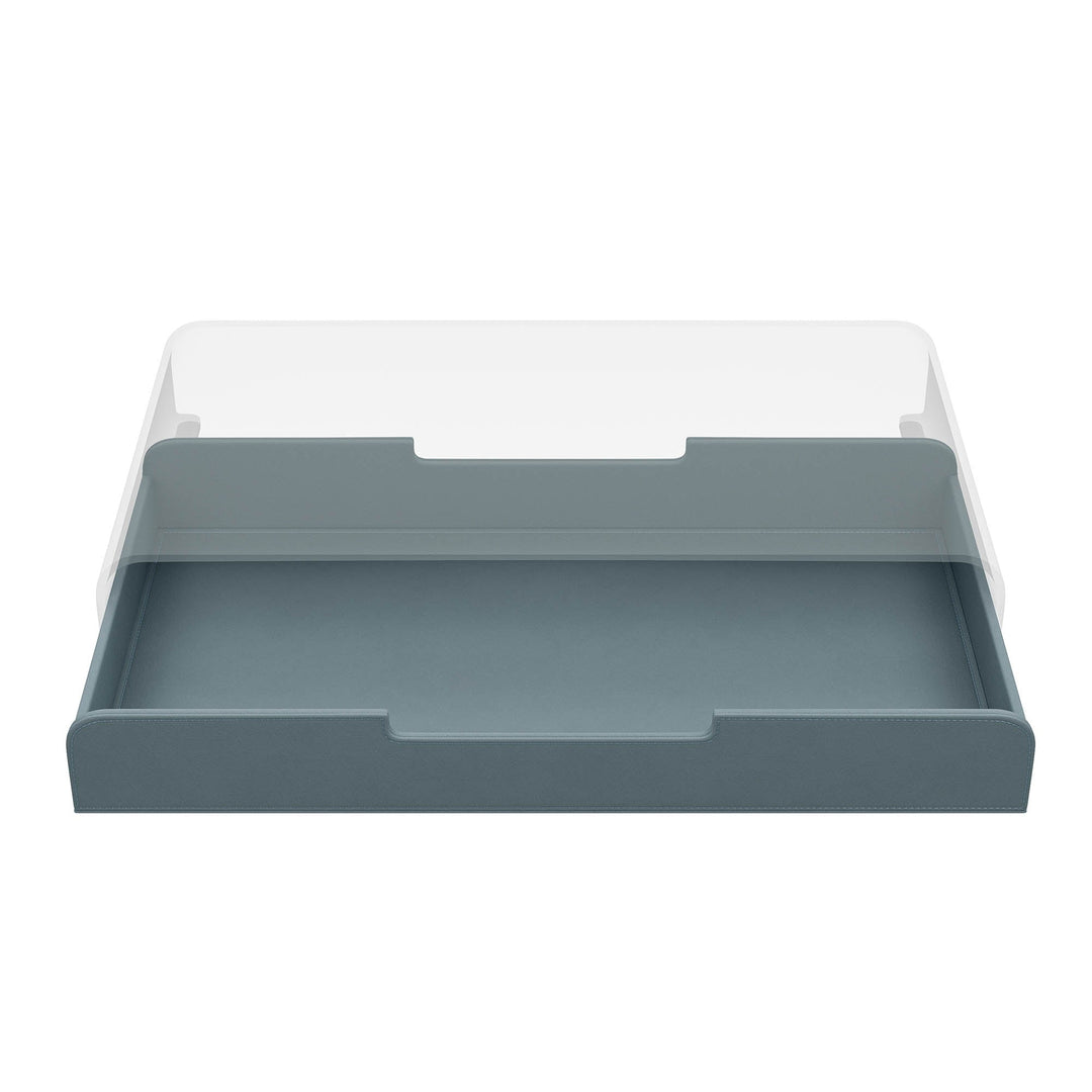 Luxe blauwe lade voor de Aptiq monitor standaard, leer look met afgeronde hoeken en uitsparingen voor kabels, aanzicht van voren en half uitgeschoven op witte achtergrond
