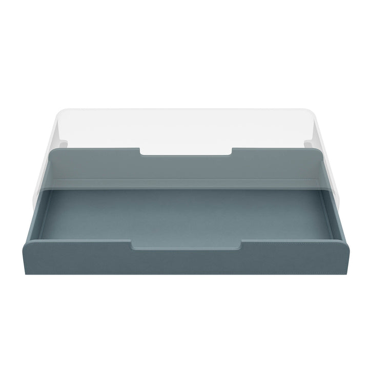Luxe blauwe lade voor de Aptiq monitor standaard, leer look met afgeronde hoeken en uitsparingen voor kabels, aanzicht van voren en half uitgeschoven op witte achtergrond