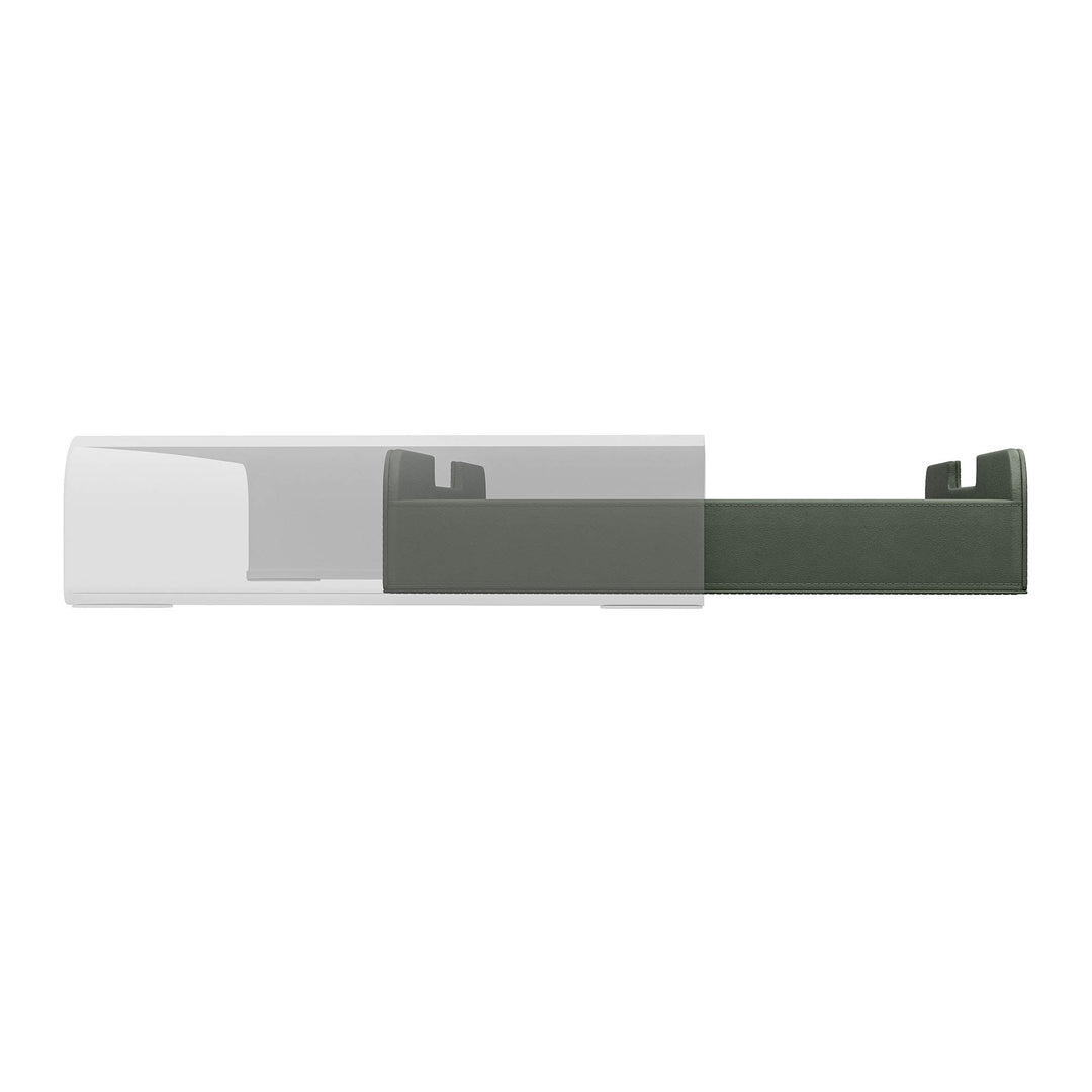Luxe forest green lade voor de Aptiq monitor standaard, leer look met afgeronde hoeken en uitsparingen voor kabels, aanzicht zijkant en half uitgeschoven op witte achtergrond