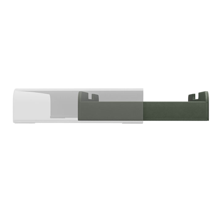 Luxe forest green lade voor de Aptiq monitor standaard, leer look met afgeronde hoeken en uitsparingen voor kabels, aanzicht zijkant en half uitgeschoven op witte achtergrond