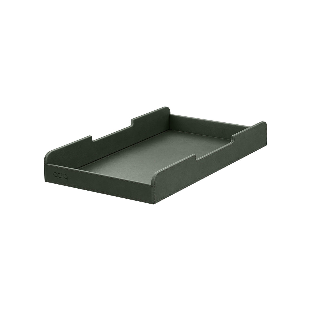 Luxe forest green lade voor de Aptiq monitor standaard, leer look met afgeronde hoeken en uitsparingen voor kabels, schuin van opzij gezien op witte achtergrond