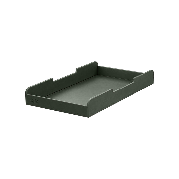Luxe forest green lade voor de Aptiq monitor standaard, leer look met afgeronde hoeken en uitsparingen voor kabels, schuin van opzij gezien op witte achtergrond