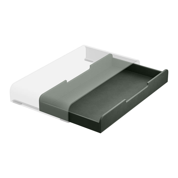 Luxe forest green lade voor de Aptiq monitor standaard, leer look met afgeronde hoeken en uitsparingen voor kabels, schuin van opzij gezien en half uitgeschoven op witte achtergrond