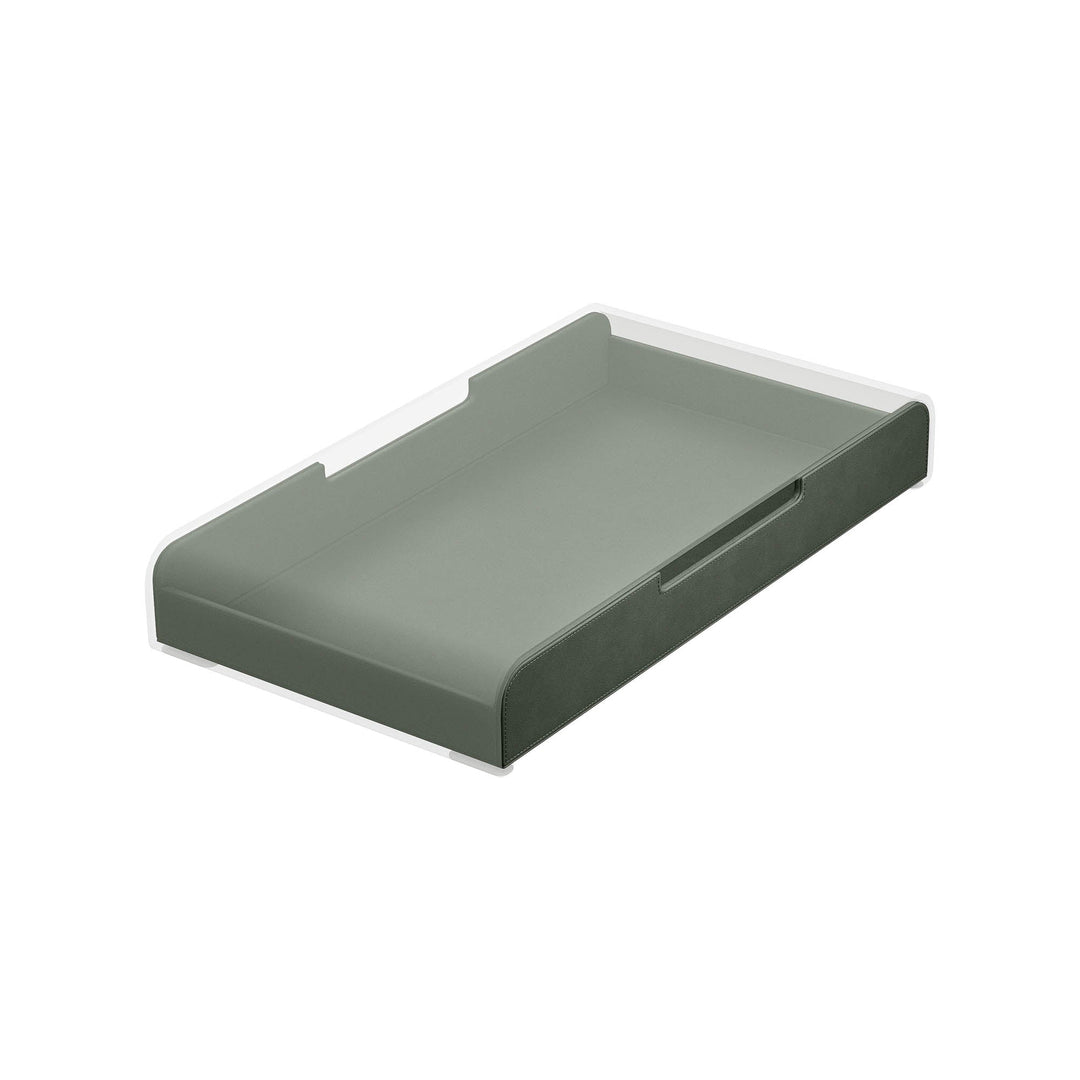 Luxe forest green lade voor de Aptiq monitor standaard, leer look met afgeronde hoeken en uitsparingen voor kabels, aanzicht schuin van opzij en ingeschoven op witte achtergrond