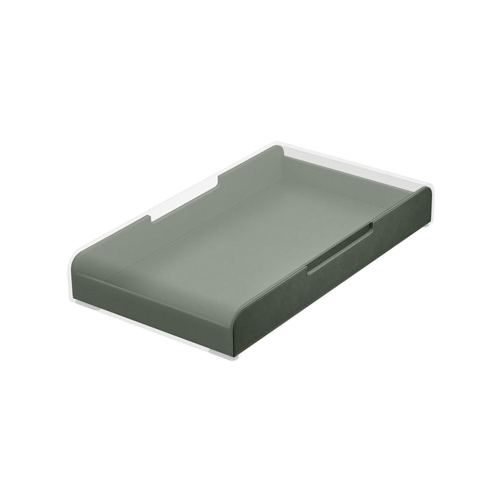 Luxe forest green lade voor de Aptiq monitor standaard, leer look met afgeronde hoeken en uitsparingen voor kabels, aanzicht schuin van opzij en ingeschoven op witte achtergrond