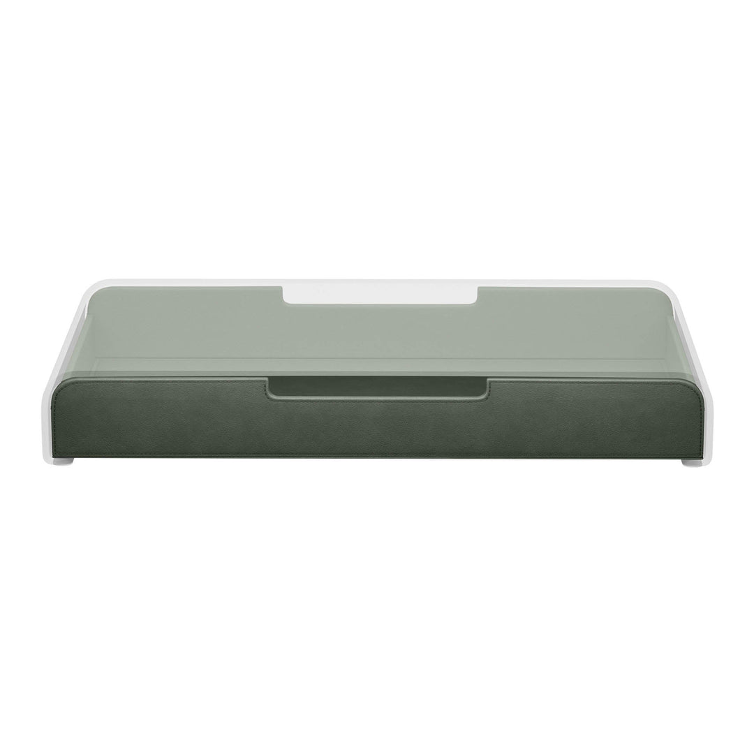 Luxe forest green lade voor de Aptiq monitor standaard, leer look met afgeronde hoeken en uitsparingen voor kabels, aanzicht van voren en ingeschoven op witte achtergrond