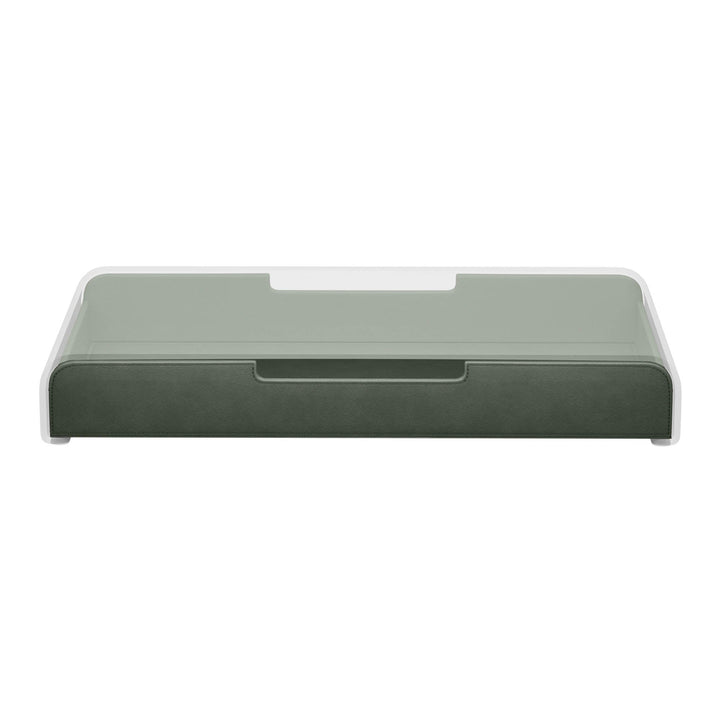 Luxe forest green lade voor de Aptiq monitor standaard, leer look met afgeronde hoeken en uitsparingen voor kabels, aanzicht van voren en ingeschoven op witte achtergrond