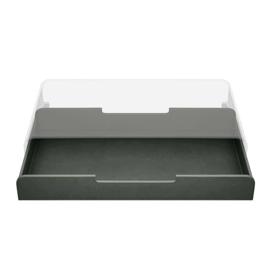 Luxe forest green lade voor de Aptiq monitor standaard, leer look met afgeronde hoeken en uitsparingen voor kabels, aanzicht van voren en half uitgeschoven op witte achtergrond