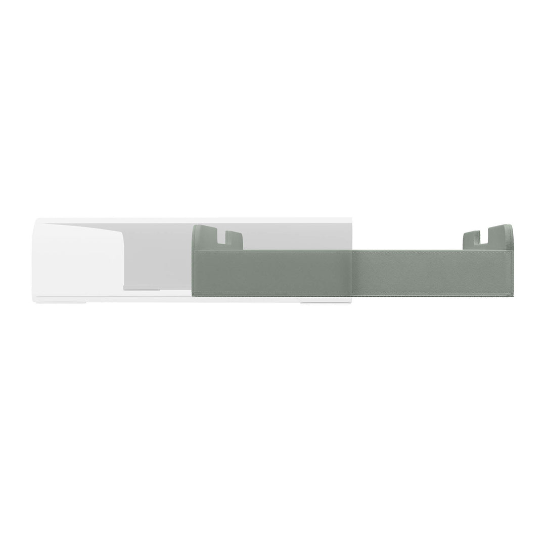Luxe groene lade voor de Aptiq monitor standaard, leer look met afgeronde hoeken en uitsparingen voor kabels, aanzicht zijkant en half uitgeschoven op witte achtergrond