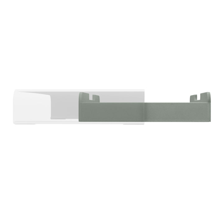 Luxe groene lade voor de Aptiq monitor standaard, leer look met afgeronde hoeken en uitsparingen voor kabels, aanzicht zijkant en half uitgeschoven op witte achtergrond