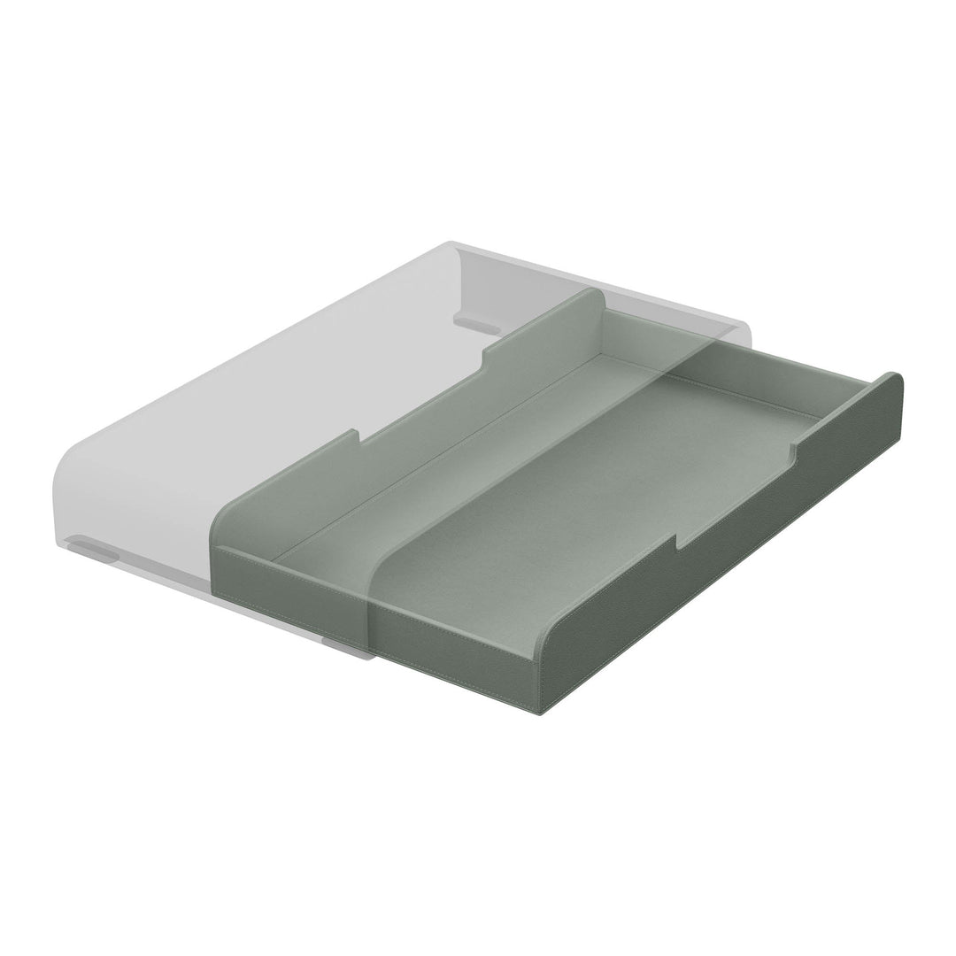 Luxe groene lade voor de Aptiq monitor standaard, leer look met afgeronde hoeken en uitsparingen voor kabels, schuin van opzij gezien en half uitgeschoven op witte achtergrond