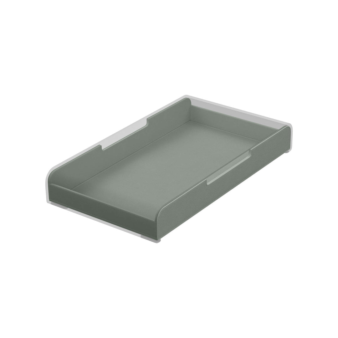 Luxe groene lade voor de Aptiq monitor standaard, leer look met afgeronde hoeken en uitsparingen voor kabels, aanzicht schuin van opzij en ingeschoven op witte achtergrond