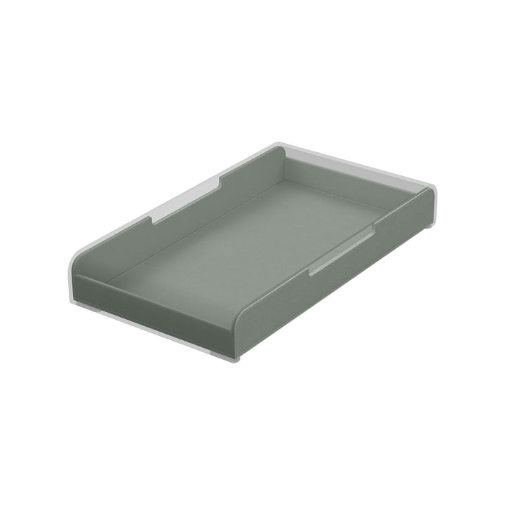 Luxe groene lade voor de Aptiq monitor standaard, leer look met afgeronde hoeken en uitsparingen voor kabels, aanzicht schuin van opzij en ingeschoven op witte achtergrond