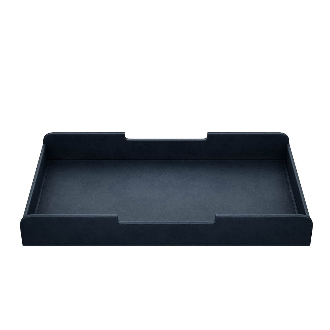 Luxe midnight blue lade voor de Aptiq monitor standaard, leer look met afgeronde hoeken en uitsparingen voor kabels, aanzicht van voren op witte achtergrond