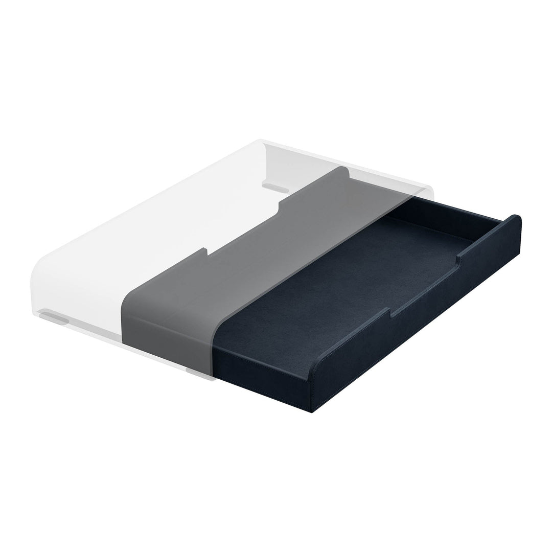 Luxe midnight blue lade voor de Aptiq monitor standaard, leer look met afgeronde hoeken en uitsparingen voor kabels, schuin van opzij gezien en half uitgeschoven op witte achtergrond