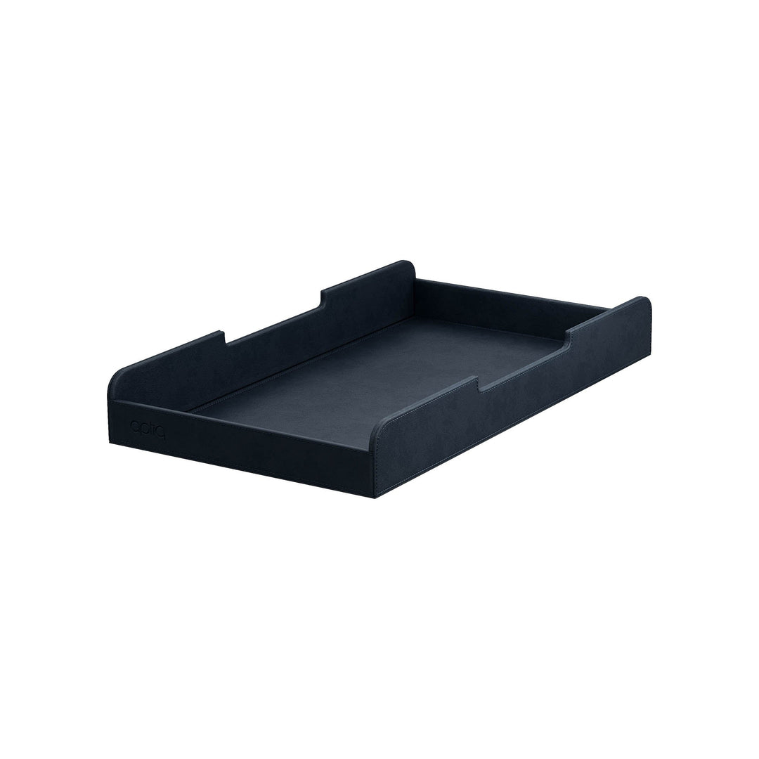 Luxe midnight blue lade voor de Aptiq monitor standaard, leer look met afgeronde hoeken en uitsparingen voor kabels, schuin van opzij gezien op witte achtergrond