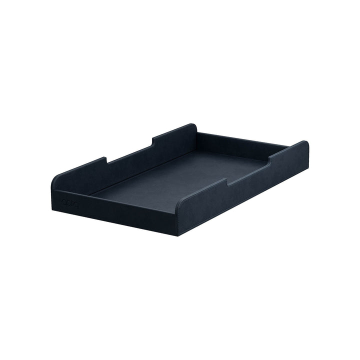 Luxe midnight blue lade voor de Aptiq monitor standaard, leer look met afgeronde hoeken en uitsparingen voor kabels, schuin van opzij gezien op witte achtergrond