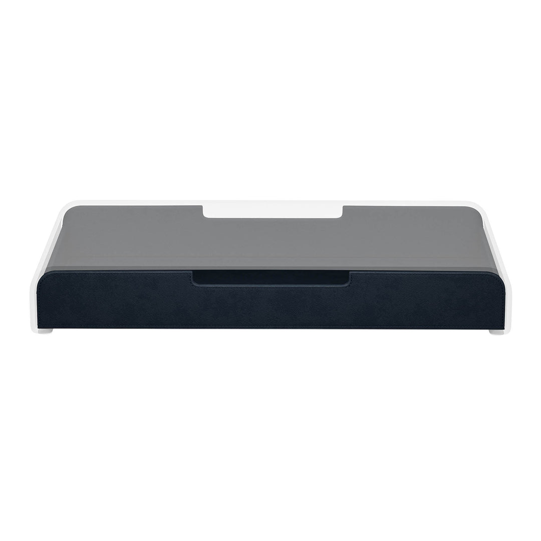 Luxe midnight blue lade voor de Aptiq monitor standaard, leer look met afgeronde hoeken en uitsparingen voor kabels, aanzicht van voren en ingeschoven op witte achtergrond