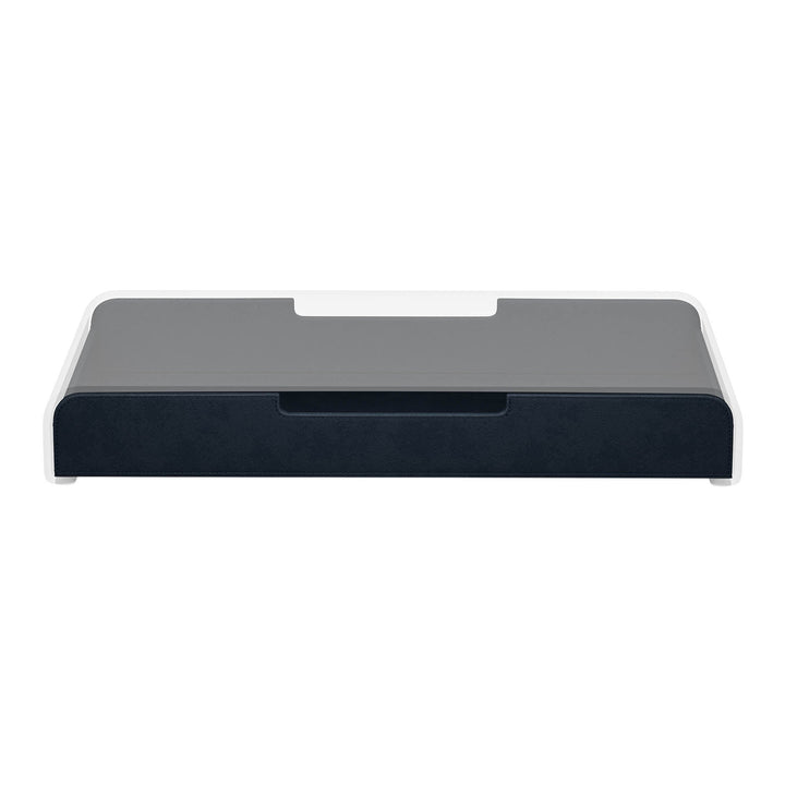 Luxe midnight blue lade voor de Aptiq monitor standaard, leer look met afgeronde hoeken en uitsparingen voor kabels, aanzicht van voren en ingeschoven op witte achtergrond