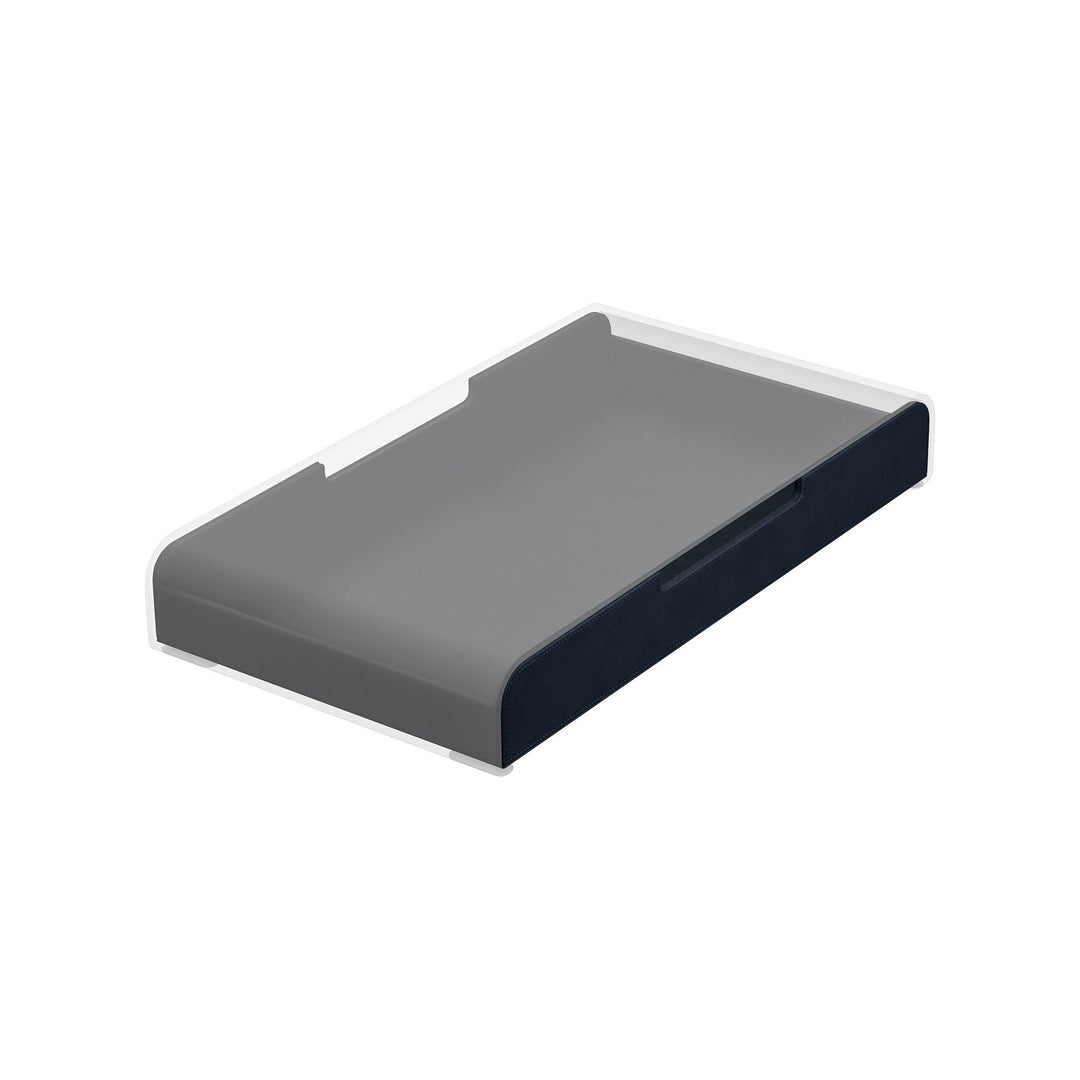 Luxe midnight blue lade voor de Aptiq monitor standaard, leer look met afgeronde hoeken en uitsparingen voor kabels, aanzicht schuin van opzij en ingeschoven op witte achtergrond