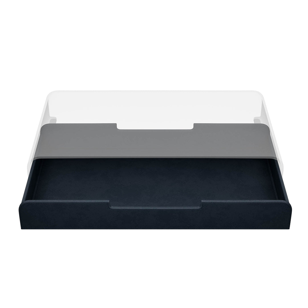 Luxe midnight blue lade voor de Aptiq monitor standaard, leer look met afgeronde hoeken en uitsparingen voor kabels, aanzicht van voren en half uitgeschoven op witte achtergrond