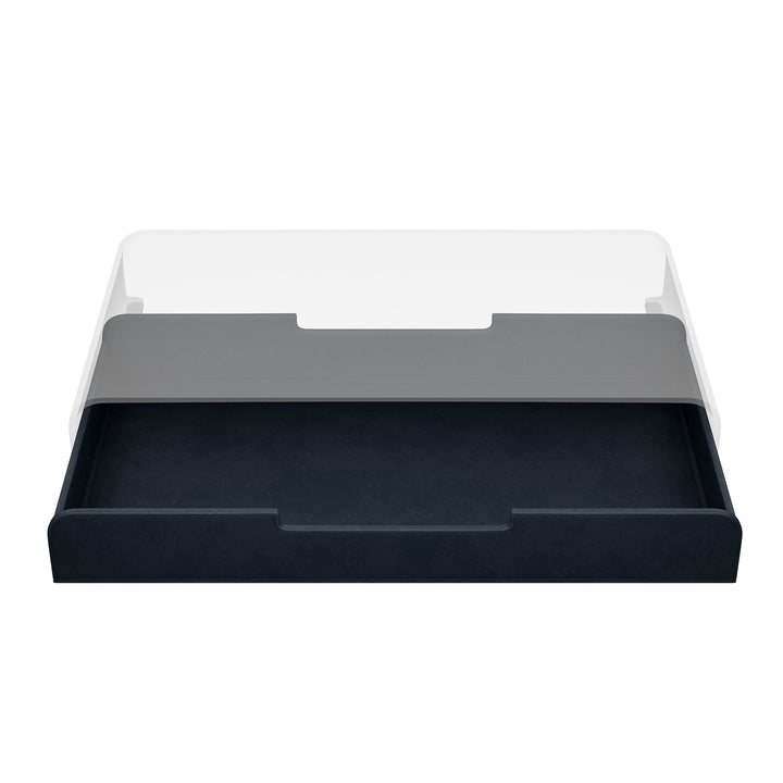 Luxe midnight blue lade voor de Aptiq monitor standaard, leer look met afgeronde hoeken en uitsparingen voor kabels, aanzicht van voren en half uitgeschoven op witte achtergrond