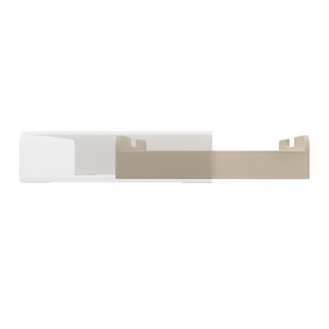 Luxe sand lade voor de Aptiq monitor standaard, leer look met afgeronde hoeken en uitsparingen voor kabels, aanzicht zijkant en half uitgeschoven op witte achtergrond