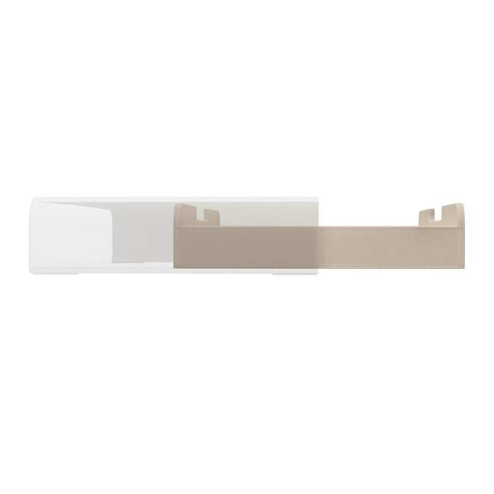 Luxe sand lade voor de Aptiq monitor standaard, leer look met afgeronde hoeken en uitsparingen voor kabels, aanzicht zijkant en half uitgeschoven op witte achtergrond