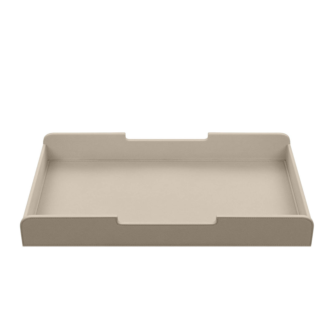 Luxe sand lade voor de Aptiq monitor standaard, leer look met afgeronde hoeken en uitsparingen voor kabels, aanzicht van voren op witte achtergrond