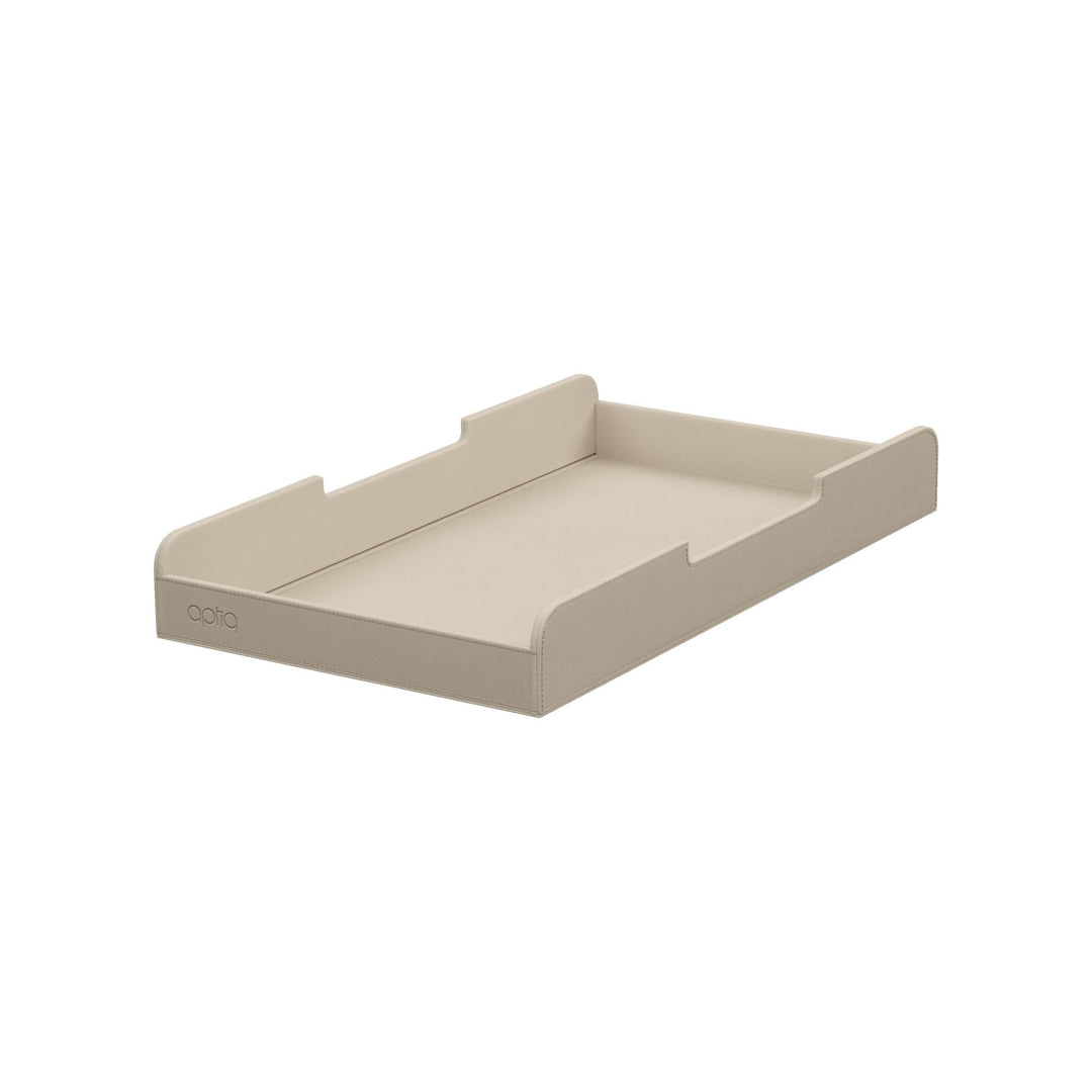 Luxe sand lade voor de Aptiq monitor standaard, leer look met afgeronde hoeken en uitsparingen voor kabels, schuin van opzij gezien op witte achtergrond