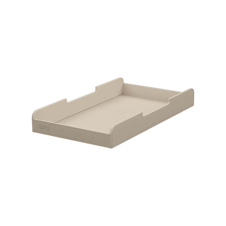 Luxe sand lade voor de Aptiq monitor standaard, leer look met afgeronde hoeken en uitsparingen voor kabels, schuin van opzij gezien op witte achtergrond
