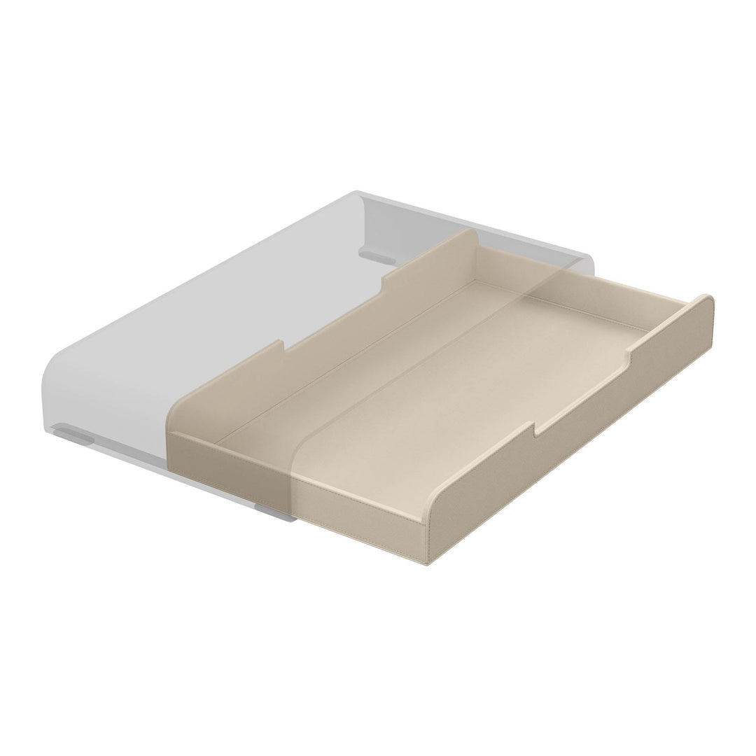 Luxe sand lade voor de Aptiq monitor standaard, leer look met afgeronde hoeken en uitsparingen voor kabels, schuin van opzij gezien en half uitgeschoven op witte achtergrond