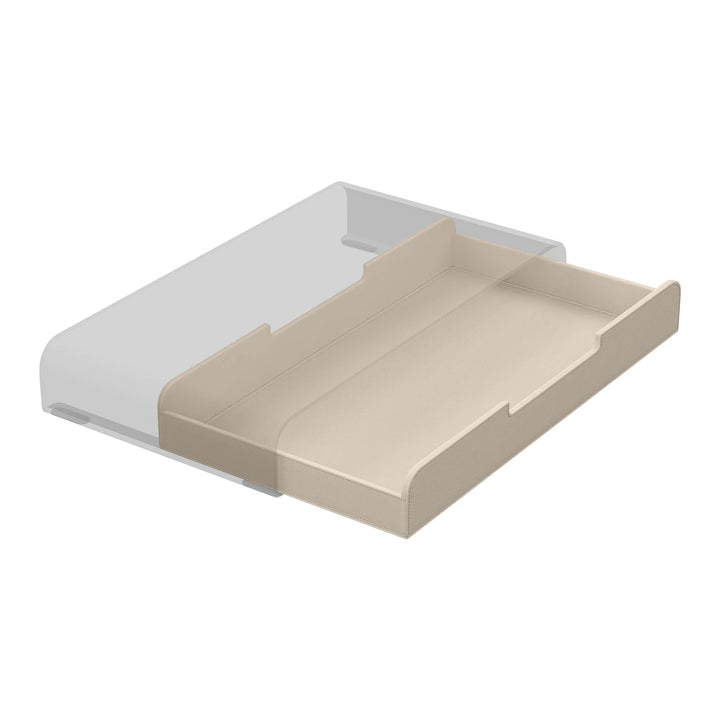 Luxe sand lade voor de Aptiq monitor standaard, leer look met afgeronde hoeken en uitsparingen voor kabels, schuin van opzij gezien en half uitgeschoven op witte achtergrond