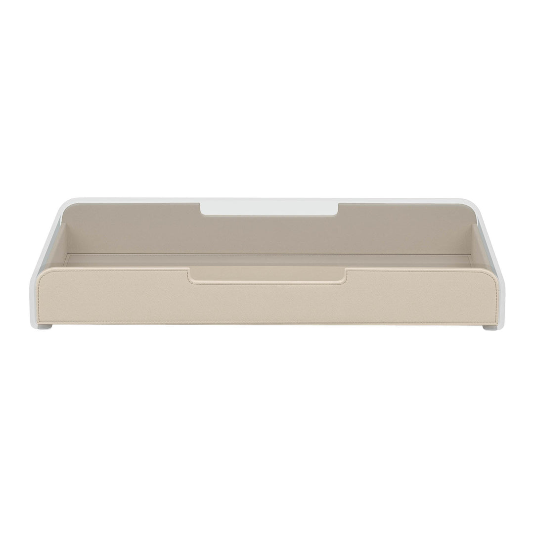 Luxe sand lade voor de Aptiq monitor standaard, leer look met afgeronde hoeken en uitsparingen voor kabels, aanzicht van voren en ingeschoven op witte achtergrond