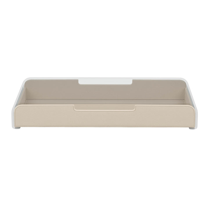 Luxe sand lade voor de Aptiq monitor standaard, leer look met afgeronde hoeken en uitsparingen voor kabels, aanzicht van voren en ingeschoven op witte achtergrond