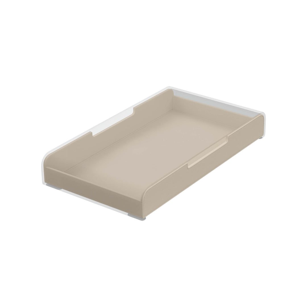 Luxe sand lade voor de Aptiq monitor standaard, leer look met afgeronde hoeken en uitsparingen voor kabels, aanzicht schuin van opzij en ingeschoven op witte achtergrond