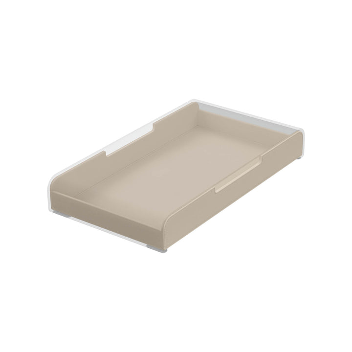 Luxe sand lade voor de Aptiq monitor standaard, leer look met afgeronde hoeken en uitsparingen voor kabels, aanzicht schuin van opzij en ingeschoven op witte achtergrond