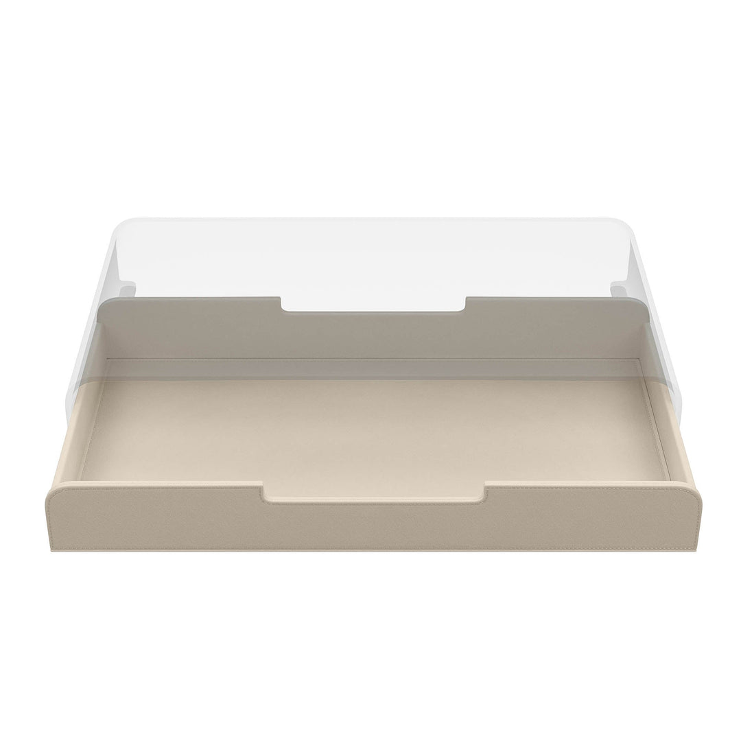 Luxe sand lade voor de Aptiq monitor standaard, leer look met afgeronde hoeken en uitsparingen voor kabels, aanzicht van voren en half uitgeschoven op witte achtergrond
