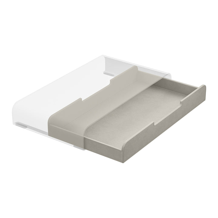 Luxe stone lade voor de Aptiq monitor standaard, leer look met afgeronde hoeken en uitsparingen voor kabels, schuin van opzij gezien en half uitgeschoven op witte achtergrond